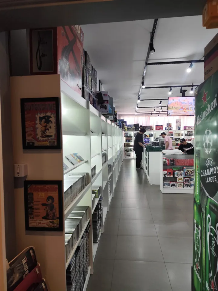Corredor interno da Retroteka com games em exposição.